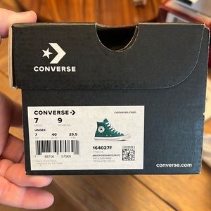 Converse high tops in green. Men size 7. Women’s size 9